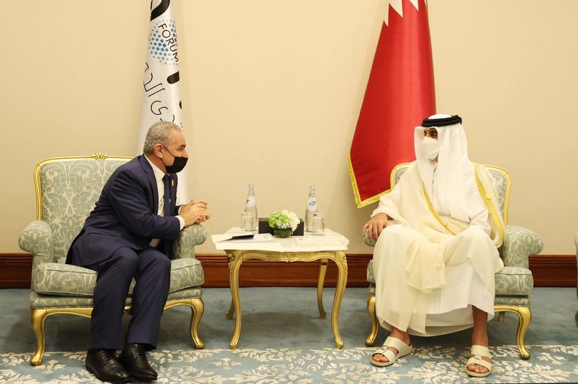 Muhammad Shtayyeh meets with the emir of Qatar before the forum (Muhammad Shtayyeh's Facebook page, March 26, 2022)