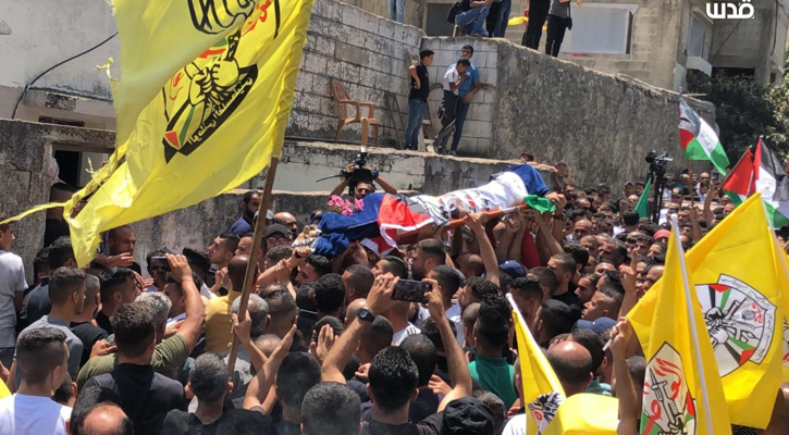 Fatah flags carried at his funeral (QudsN Twitter account, June 2, 2022).