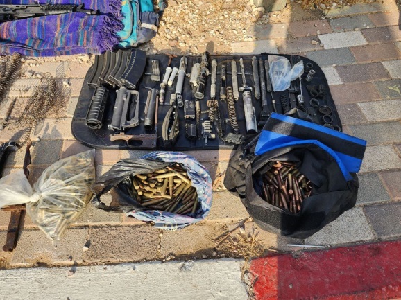 The confiscated weapons (IDF spokesman's Twitter account, September 5, 2022).