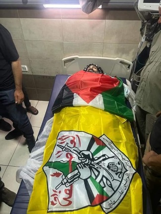 The body of Abu Muhamid wrapped for burial in the Palestinian and Fatah flags (Facebook page of Beit Ta'amar News, September 3, 2022). 