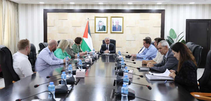 Muhammad Shtayyeh meets with members of the Australian parliament (Wafa, August 30, 2022). 