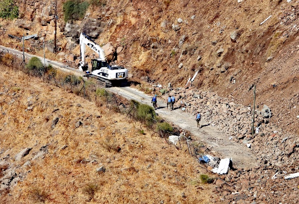 a UNIFIL bulldozer rocks boulders from the al-Wazzani-al-Abbassiyeh road (Twitter account of Ali Shoeib, September 17, 2022).