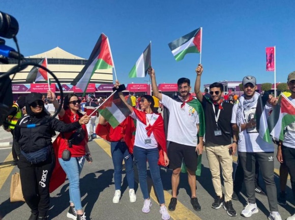 Fans wave Palestinian flags before the Morocco-Croatia game (Safa, November 23, 2022).