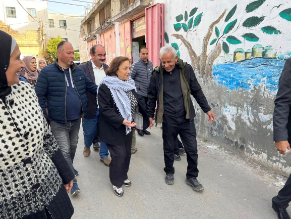 אלכילה מסיירתבמחנה הפליטים ג'נין בלווית עטא אבו ארמילה, מזכיר סניף פתח במחוז.  