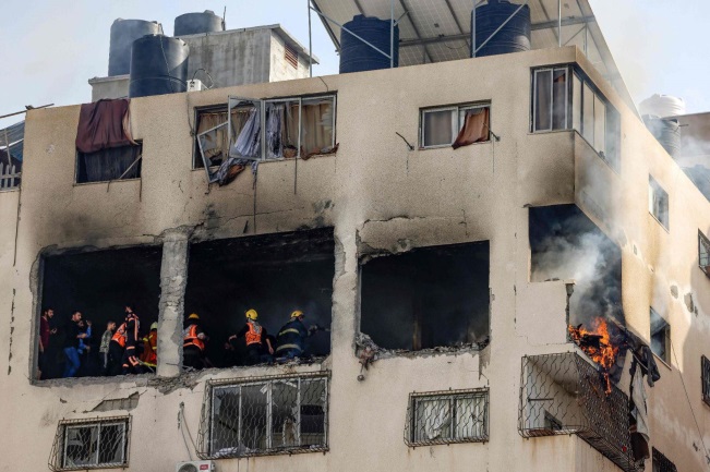 The attack on Iyad al-Husni's apartment in the Nasr neighborhood in Gaza City (QudsN Twitter account, May 12, 2023).