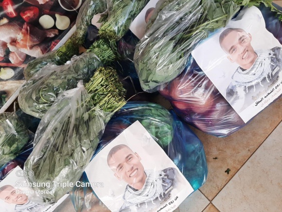 A Gaza resident prepared bags of food for distribution to the needy, in memory of Muhammad Salah (Twitter account of Gaza journalist Jihad al-Sharif, June 6, 2023)