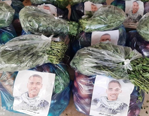 A Gaza resident prepared bags of food for distribution to the needy, in memory of Muhammad Salah (Twitter account of Gaza journalist Jihad al-Sharif, June 6, 2023)