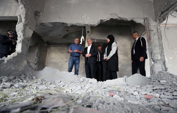 Muhammad Shtayyeh and the governor of the Ramallah-al-Bireh district with Islam Faroukh's father amid the rubble (Muhammad Shtayyeh's Facebook page, June 8, 2023).