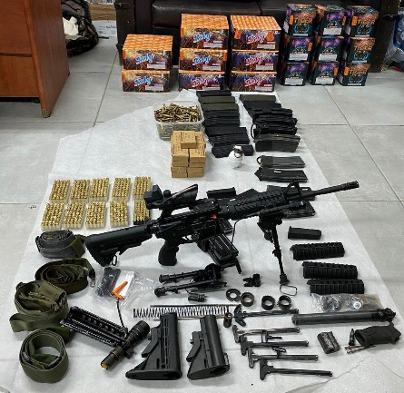 Weapons seized in Hebron (Israel Police Force spokesman's unit, June 7, 2023). 