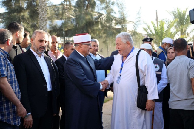 The minister of Muslim endowments says goodbye to the pilgrims. 