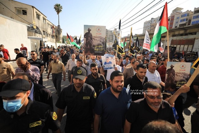 מימין: עצרת הזדהות בעזה. משמאל: ח'צ'ר חביב נושא דברים (פלסטין אליום, 19 ביוני 2023)