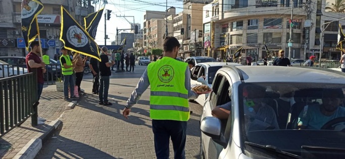 פעיל הג'האד האסלאמי מחלק ממתקים לאחר הפיגוע בעלי (חשבון הטוויטר של @RbhyMhmwd, 20 ביוני 2023).