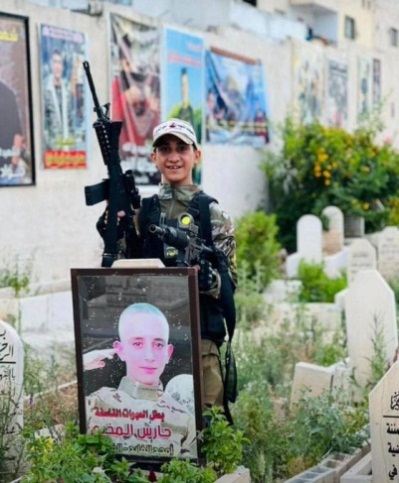 al-Sa'adi at Amjad al-Fayid's grave (Jenin al-Qassam Telegram channel, June 21, 2023).