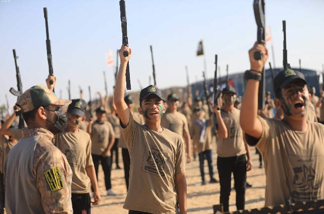 חניכים חמושים. המדריכים מסתובבים כשמסכות על פניהם (אתר 