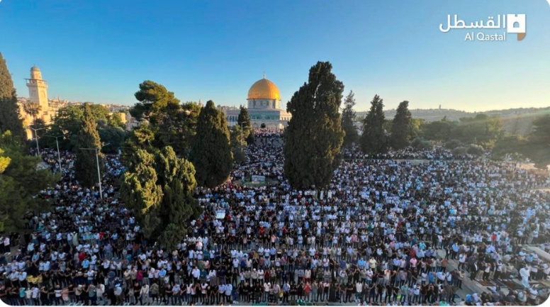 תפילת חג המונית בהר הבית (חשבון הטוויטר של QUDSN, 28 ביוני 2023). 