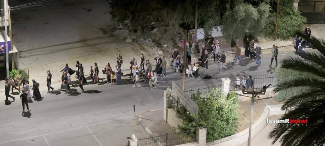 Jenin refugee camp residents leave their houses (Alhayat Press website Twitter account, July 4, 2023).