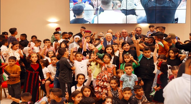 Mahmoud Abbas has his picture taken with the children of Palestinian prisoners (Mahmoud Abbas' Facebook page and the Wafa Facebook page, July 1, 2023).