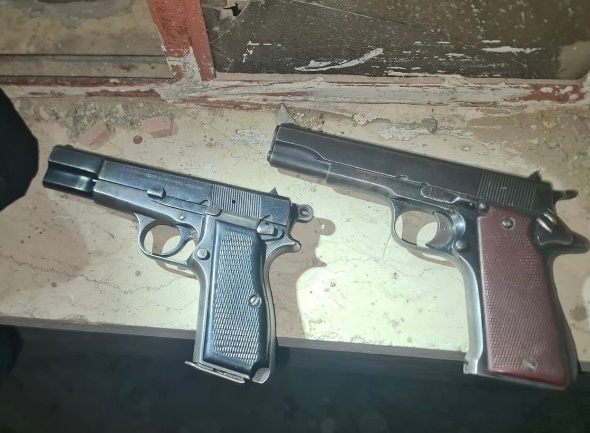 Two handguns confiscated in Hebron (IDF spokesman's Twitter account, July 13, 2023).