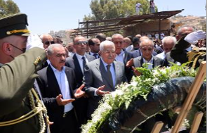 Mahmoud Abbas lays a wreath in the Jenin refugee camp cemetery (Wafa website, July 12, EU).