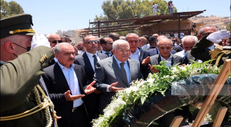 Mahmoud Abbas lays a wreath in the Jenin refugee camp cemetery in memory of those killed in the recent events (Wafa, July 12, 2023).