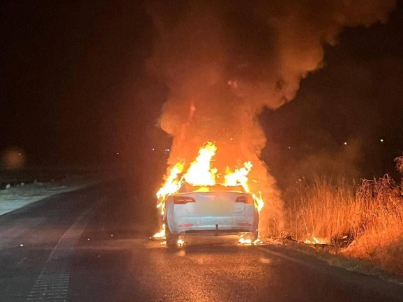 כלי הרכב עולה באש בצומת זיף (חשבון הטוויטר של שהאב, 24 ביולי 2023)