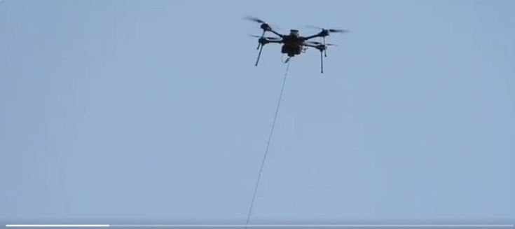 IDF quadcopter anchored to a rope (@alishoeib1970, July 25, 2023).