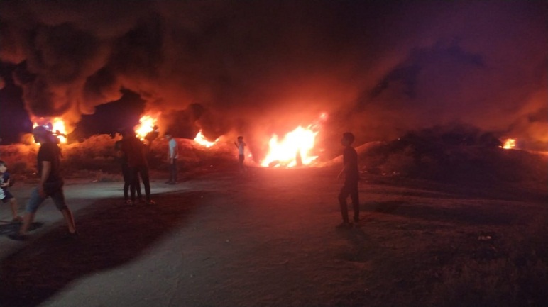 Palestinian rioters burn tires near the border (Right: Palinfo Twitter account, July 26, 2023. Left: Palsawa Twitter account, July 26, 2023).