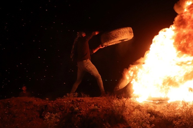 Palestinian rioters burn tires near the border (Right: Palinfo Twitter account, July 26, 2023. Left: Palsawa Twitter account, July 26, 2023).