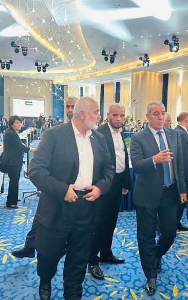 Hussein al-Sheikh (right) and Isma'il Haniyeh (left), and with Saleh al-'Arouri (left) (Muneir al-Jaghoub's Twitter account, July 30, 2023).