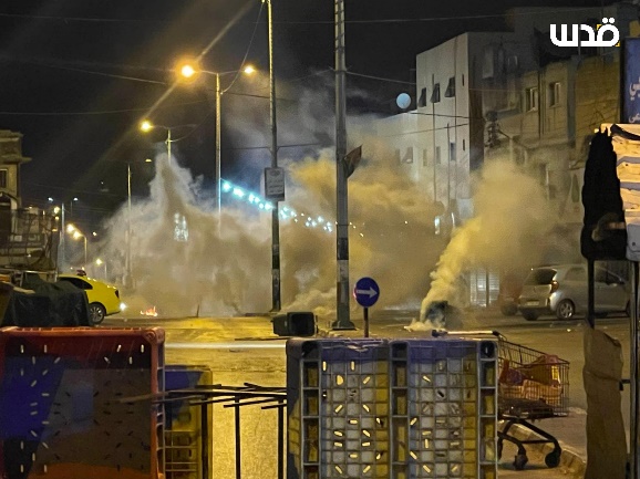 הבערת צמיגים וחסימת כבישים במחנה הפליטים עסכר (חשבון הטוויטר של QUDSN, 8 באוגוסט 2023)