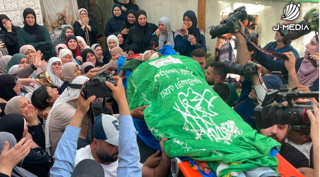 His body wrapped in a Hamas flag (Palinfo website, August 4, 2023).