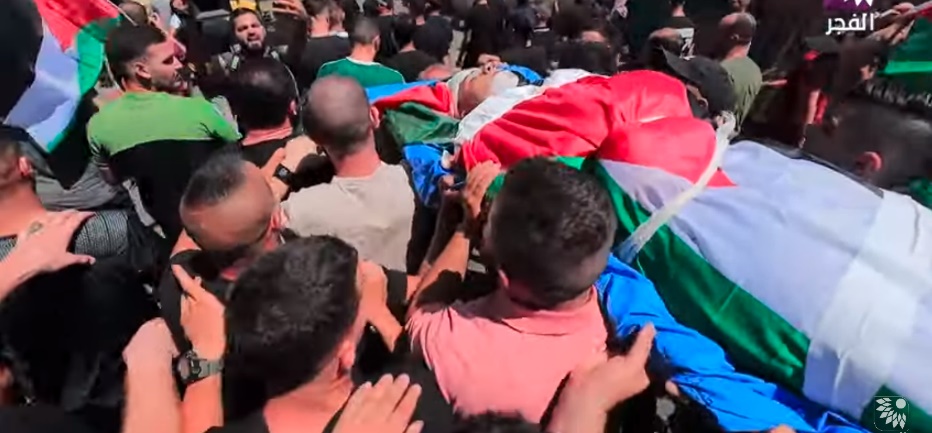 His body wrapped in the Palestinian flag (al-Fajar channel in Tulkarm, August 4, 2023)