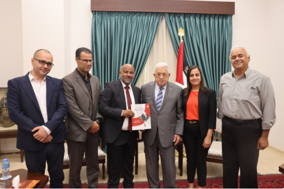 Mahmoud Abbas receives the annual report for 2022 from Mu'id Shaaban (Wafa, August 6, 2023)