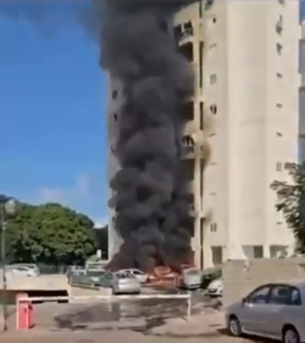 פגיעת רקטה ששוגרה מעזה בבניין מגורים באשקלון (חשבון הטוויטר של חסן אצליח, 7 באוקטובר 2023)