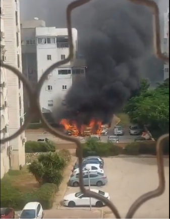 שריפה באשקלון בעקבות נפילת רקטה (חשבון הטוויטר של QUDSN, 11 באוקטובר 2023)