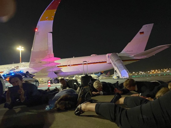 German Chancellor Olaf Schulz and his entourage prostrate on the ground at Ben-Gurion International Airport following sirens heralding rocket launches from Gaza (QudsN Twitter account, October 17, 2023). 