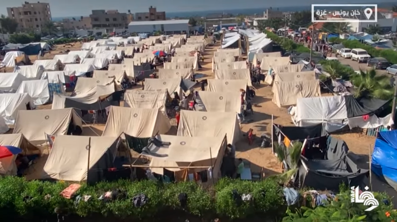 אוהלים שהקימה אונר"א במערב ח'אן יונס עבור התושבים שהתפנו מצפון הרצועה
 (ופא, 19 באוקטובר 2023)
