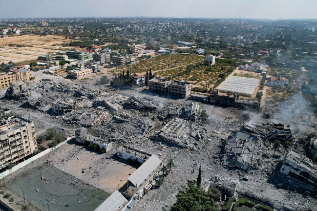 The aftermath of an attack on buildings in al-Zara'a, south of Gaza (Twitter account of photojournalist Hassan Aslih, October 20, 2023)