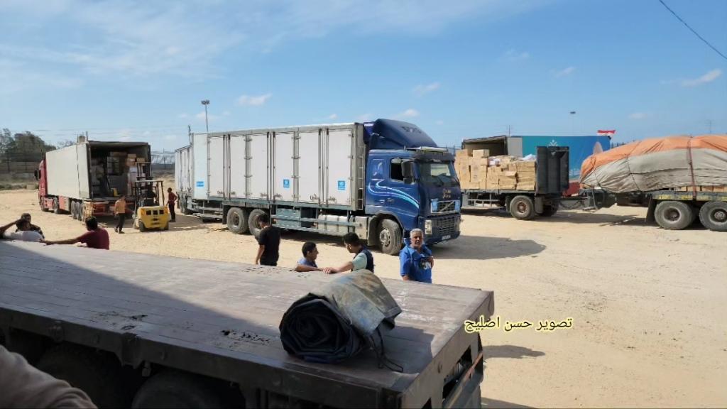 Unloading trucks and loading the equipment onto Palestinian trucks (Telegram channel of journalist Hassan Aslih, October 21, 2023)