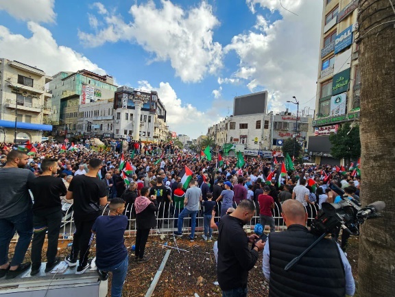 : A march in Ramallah (Twitter account of al-Quds TV, October 20, 2023).