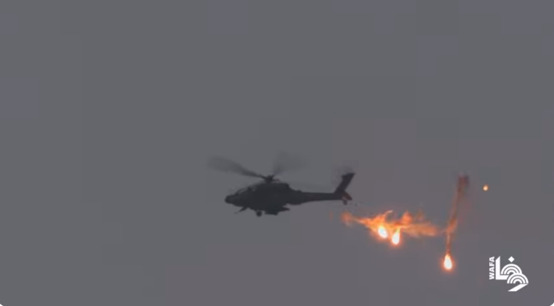 An attack helicopter in the skies over Gaza releases heat balloons to prevent anti-aircraft fire from hitting it (Wafa YouTube channel, November 1, 2023)