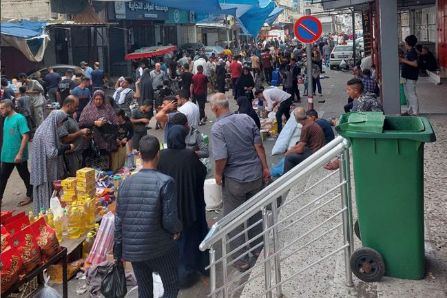 תנועה ערה של תושבים נעים בשוק ג'באליא (פאלאינפו, 12 בנובמבר 2023).