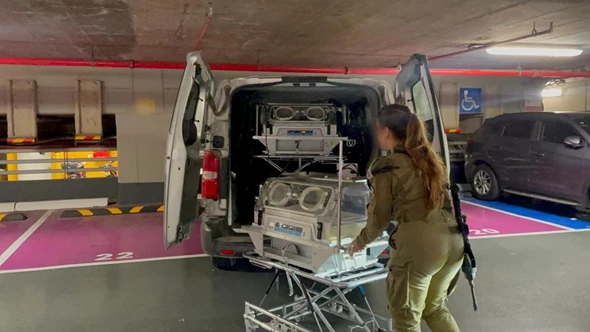 IDF forces bring an incubator to Shifa Hospital (IDF website, November 14, 2023)