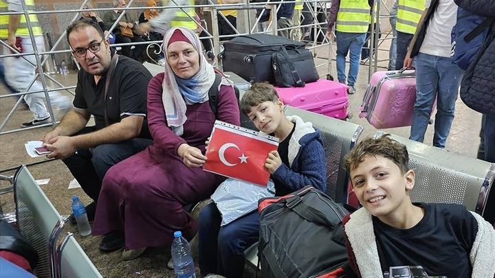 Residents of Gaza with Turkish citizenship leave the Strip through the Rafah Crossing (Facebook page of the Rafah Crossing News, November 18, 2023)