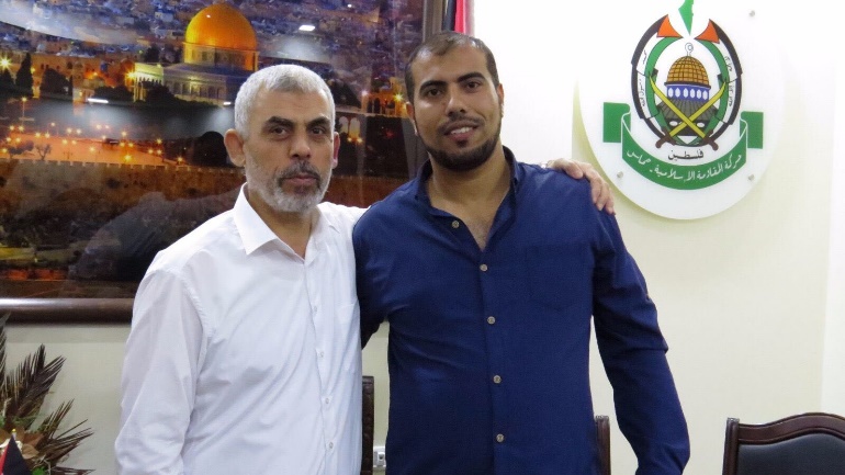 Past photo of Khalifa with Yahya al-Sinwar in the Gaza Strip (Amjad X account, November 25, 2023)