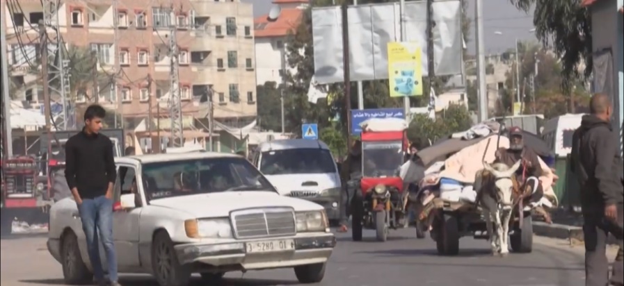 בריחת תושבים מאזור ח'אן יונס לכיוון רפיח (ערוץ היוטיוב של ופא, 3 בדצמבר 2023).