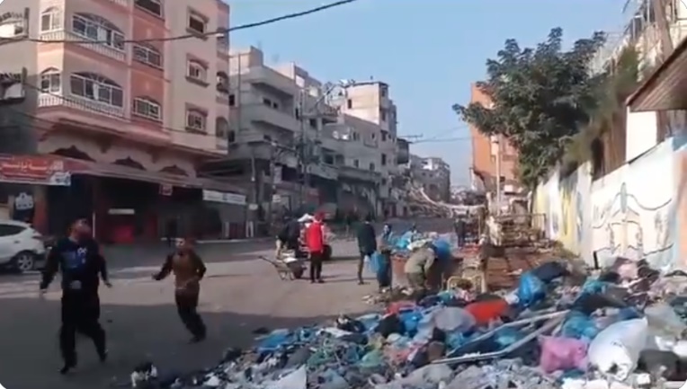 Garbage piles up in the Jabaliya refugee camp in the northern Gaza Strip (QudsN X account, December 6, 2023) 