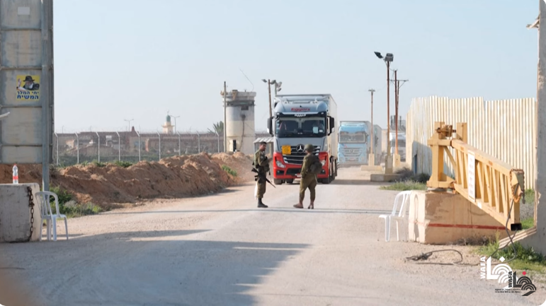 כניסת משאיות דרך כרם שלום (ערוץ היוטיוב של ופא, 19 בדצמבר 2023)