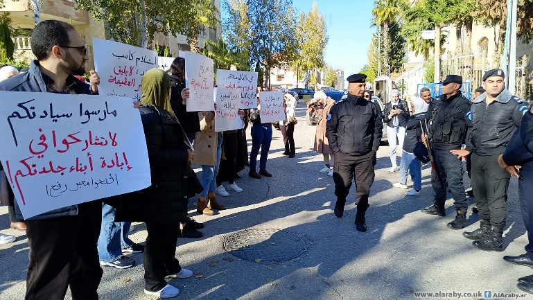 ההפגנה  סמוך לשגרירות מצרים בראמאללה 
(מימין: אלערבי אלג'דיד, 19 בדצמבר 2023; משמאל: אתר yenisafak, 19 בדצמבר 2023)
