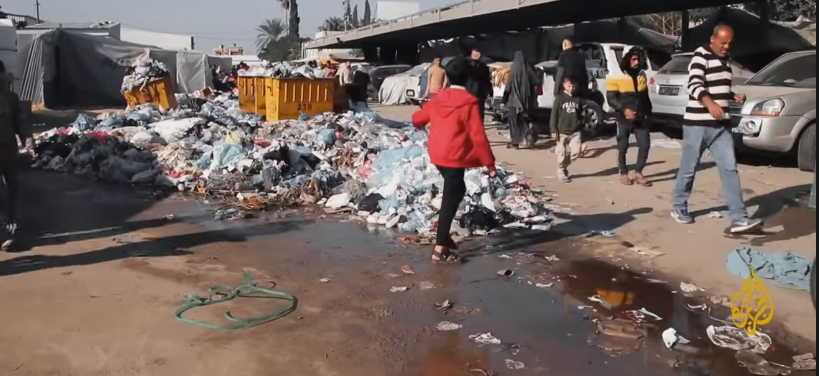 פסולת רפואית במתחם אחד מבתי החולים (ערוץ היוטיוב של אלג'זירה, 17 בינואר 2024)